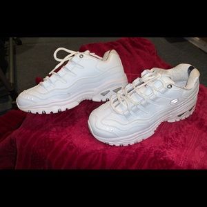 Sketchers tennis shoes